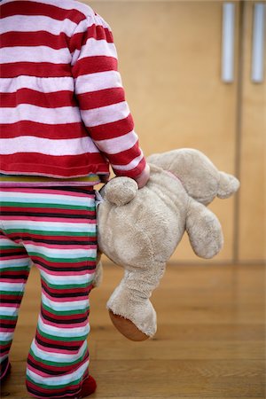 steve mcdonough - Bébé fille tenue d'ours en peluche, Londres, Angleterre Photographie de stock - Premium Libres de Droits, Code: 600-05451173