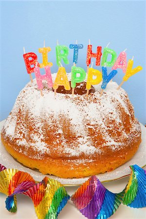 Gâteau d'anniversaire Photographie de stock - Premium Libres de Droits, Code: 600-05451180