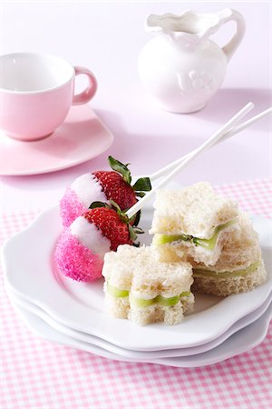 Tea Sandwiches and Candy Strawberries Foto de stock - Sin royalties Premium, Código: 600-05524109