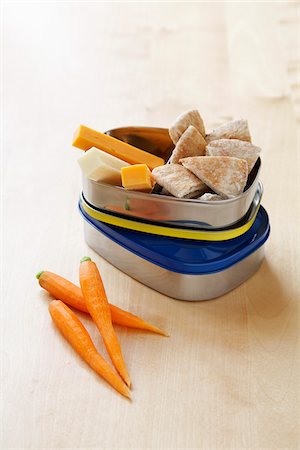 simsearch:600-07156138,k - Healthy Snacks, Carrots, Cheese and Pita Bread Foto de stock - Sin royalties Premium, Código: 600-05524103