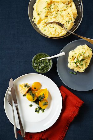 Mashed Potatoes with Chives & Roasted Yellow Beets with Herb Dressing Foto de stock - Sin royalties Premium, Código: 600-05524111