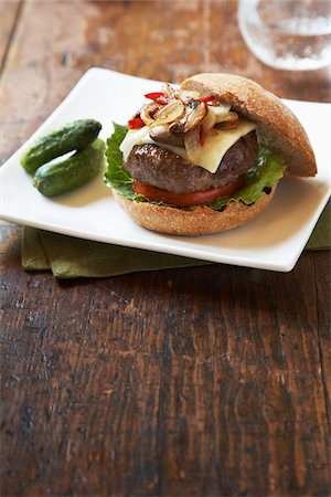 Burger mit Pilzen, Käse, Paprika und Zwiebeln auf ganze Weizen-Brötchen Stockbilder - Premium RF Lizenzfrei, Bildnummer: 600-05524113