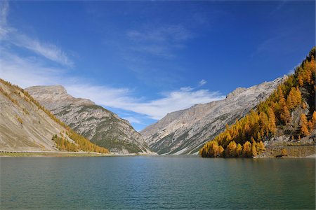 Lago di Livigno in Autumn, Livigno, Province of Sondrio, Lombary, Italy Photographie de stock - Premium Libres de Droits, Code: 600-05524273