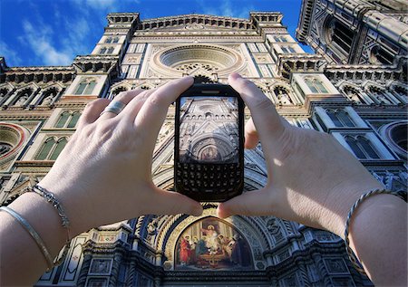 Mains prendre des photos de la Basilica di Santa Maria del Fiore, Florence, Italie femme Photographie de stock - Premium Libres de Droits, Code: 600-05560149