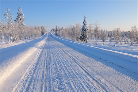 Snow Covered Road, Ostrobotnie du Nord, Kuusamo, Finlande Photographie de stock - Premium Libres de Droits, Code: 600-05610047