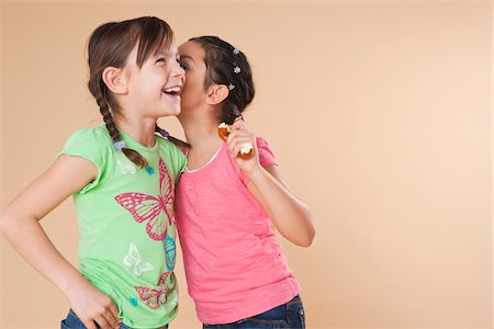 secreto - Portrait of Girls Whispering Foto de stock - Sin royalties Premium, Código: 600-05653070