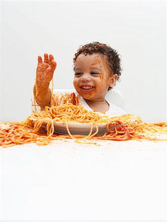 simsearch:600-07529188,k - Garçon, manger des spaghettis aux mains Photographie de stock - Premium Libres de Droits, Code: 600-05653252