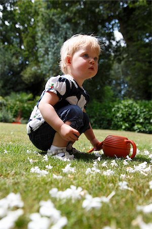 simsearch:600-05451158,k - Baby Girl Crouching on Grass in Garden, Farnham, England Foto de stock - Sin royalties Premium, Código: 600-05662391