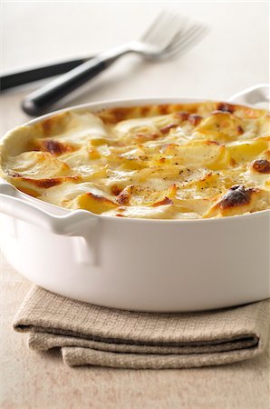 paper dish - Casserole Dish of Scalloped Potatoes Foto de stock - Sin royalties Premium, Código: 600-05662595