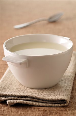 Close-up of Bowl of Milk Fotografie stock - Premium Royalty-Free, Codice: 600-05662598