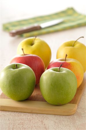 Close-up of Apples on Cutting Board Stock Photo - Premium Royalty-Free, Code: 600-05662605
