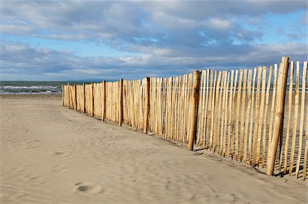 Sand Fence on Beach, Le Grau du Roi, Gard, France Foto de stock - Sin royalties Premium, Código: 600-05662603