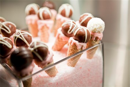 simsearch:600-03739029,k - Chocolate Cone Desserts at Wedding Fotografie stock - Premium Royalty-Free, Codice: 600-05756454