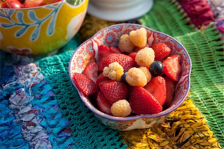 Bowl of Fruit on Picnic Blanket Foto de stock - Sin royalties Premium, Código: 600-05786068
