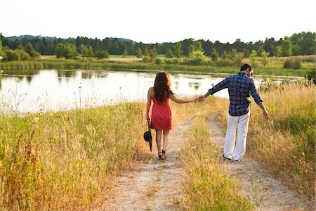 romantic young couple - Couple Walking by Pond, Unionville, Ontario, Canada Foto de stock - Sin royalties Premium, Código: 600-05786078