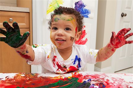 people looking at art - Little Boy Finger Painting Foto de stock - Sin royalties Premium, Código: 600-05786122