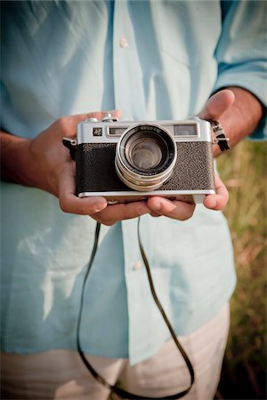 Close-up of Man holding Vintage Camera Foto de stock - Sin royalties Premium, Código: 600-05786137