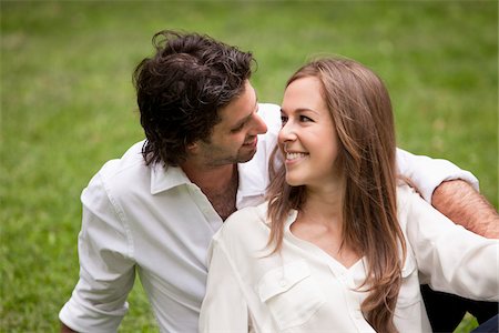 Close-up Portrait des jungen Paares auf Gras im Park zu sitzen Stockbilder - Premium RF Lizenzfrei, Bildnummer: 600-05786147