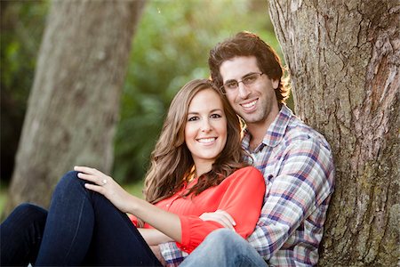 simsearch:600-06841928,k - Portrait of Young Couple Sitting in Park Foto de stock - Royalty Free Premium, Número: 600-05786159