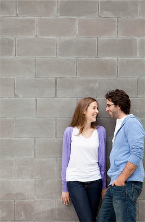 faire la cour - Young Couple debout devant le mur de Pierre Photographie de stock - Premium Libres de Droits, Code: 600-05786152