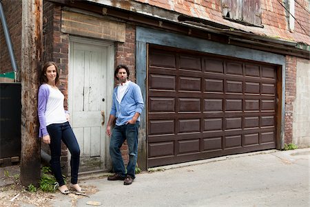 Portrait of Young Couple Standing in Alleyway, Toronto, Ontario, Canada Foto de stock - Sin royalties Premium, Código: 600-05786153