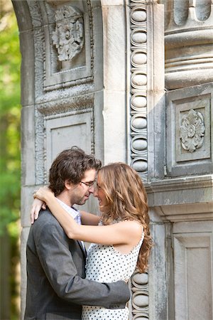 propuesta matrimonial - Young Couple Embracing in Park Foto de stock - Sin royalties Premium, Código: 600-05786165