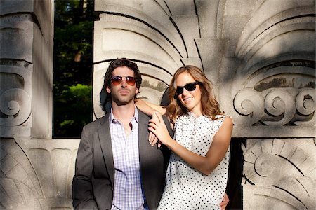 Portrait of Young Couple Standing in front of Stone Sculptures in Park, Ontario, Canada Foto de stock - Sin royalties Premium, Código: 600-05786169