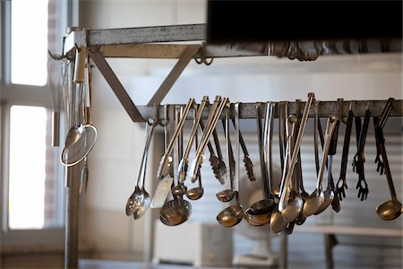 silver spoons photography - Close-up of Kitchen Utensils hanging on Rack, School Cafeteria Kitchen, Ontario, Canada Foto de stock - Sin royalties Premium, Código: 600-05786428