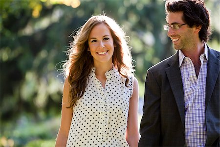 Close-up Portrait des jungen Paares zu Fuß durch den Park Stockbilder - Premium RF Lizenzfrei, Bildnummer: 600-05786465