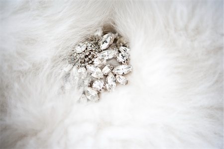 photography of jewelry - Jewelry on Fur Foto de stock - Sin royalties Premium, Código: 600-05786644