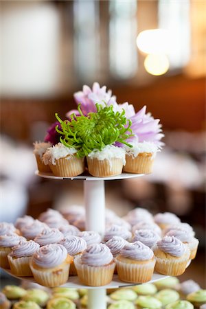 Cupcakes sur Stand Photographie de stock - Premium Libres de Droits, Code: 600-05786649