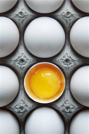 pappkarton - Eier im Karton mit einem gebrochenen Shell Stockbilder - Premium RF Lizenzfrei, Bildnummer: 600-05803156