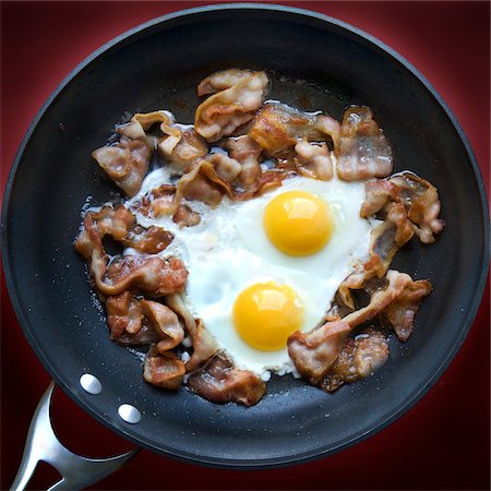 Bacon and Eggs in Frying Pan Fotografie stock - Premium Royalty-Free, Codice: 600-05803158