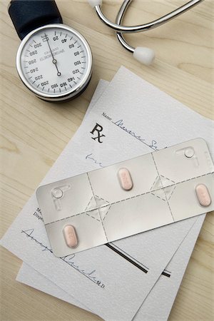 Stethoskop, Blutdruckmessgerät, Prescription Pad und Medikamente, Birmingham, Alabama, USA Stockbilder - Premium RF Lizenzfrei, Bildnummer: 600-05803308