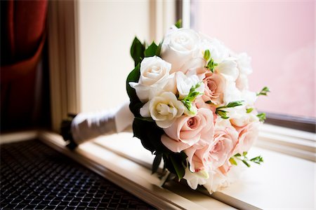 Gros plan du Bouquet de mariée sur le rebord de la fenêtre Photographie de stock - Premium Libres de Droits, Code: 600-05803395