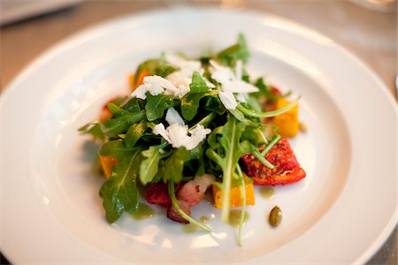 Close-up of Arugula Salad on Plate Foto de stock - Sin royalties Premium, Código: 600-05803396