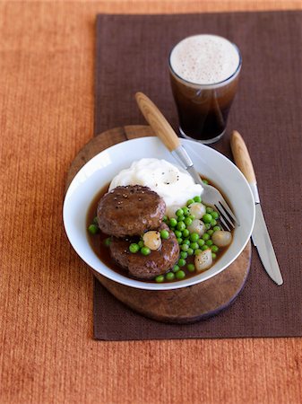 simsearch:600-07067645,k - Beef Patty, Peas, Mashed Potatoes and Glass of Beer Stock Photo - Premium Royalty-Free, Code: 600-05803500