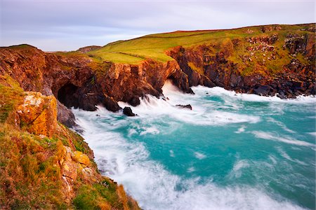 simsearch:400-05881498,k - Vagues se briser contre les falaises avec Cave, croupions Point, Cornouailles, Angleterre Photographie de stock - Premium Libres de Droits, Code: 600-05803645