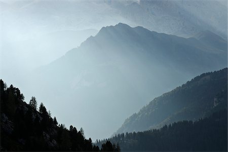 View from Pordoi Pass, Dolomites, South Tyrol, Trentino-Alto Adige, Italy Foto de stock - Sin royalties Premium, Código: 600-05821932
