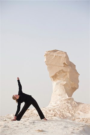 egyptian - Femme pratiquant le Yoga, désert blanc, Farafra, nouvelle vallée du gouvernorat, Égypte Photographie de stock - Premium Libres de Droits, Code: 600-05822105