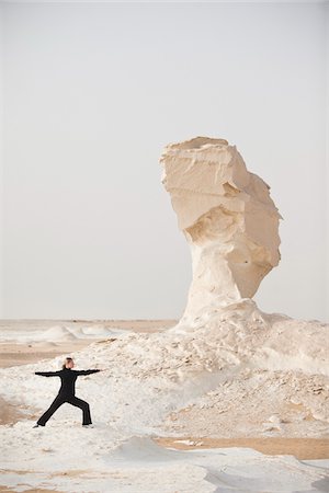 Woman Practicing Yoga, White Desert, Farafra, New Valley Governorate, Egypt Foto de stock - Sin royalties Premium, Código: 600-05822103