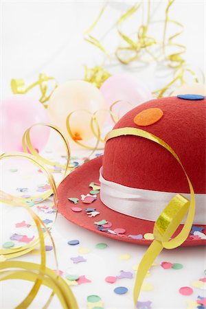 red confetti - Hat and Streamers Stock Photo - Premium Royalty-Free, Code: 600-05854178