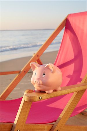 Piggy Bank on Beach Chair, Biscarrosse, Landes, Aquitaine, France Foto de stock - Sin royalties Premium, Código: 600-05854209