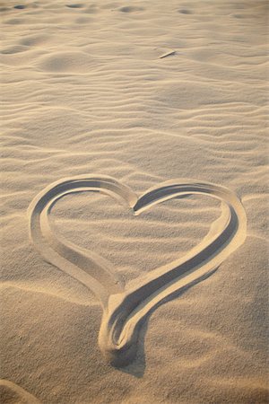 Heart Drawing on Sand, Biscarrosse, Landes, Aquitaine, France Foto de stock - Sin royalties Premium, Código: 600-05854219