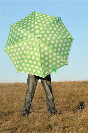 schirm - Junge mit Regenschirm im Feld, Schurken, Frankreich Stockbilder - Premium RF Lizenzfrei, Bildnummer: 600-05855273