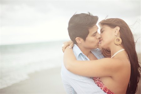 simsearch:600-04625314,k - Couple Kissing at Beach, Jupiter, Palm Beach County, Florida, USA Foto de stock - Sin royalties Premium, Código: 600-05947639