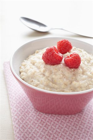 farinha de aveia - Bowl of Porridge Foto de stock - Royalty Free Premium, Número: 600-05947687