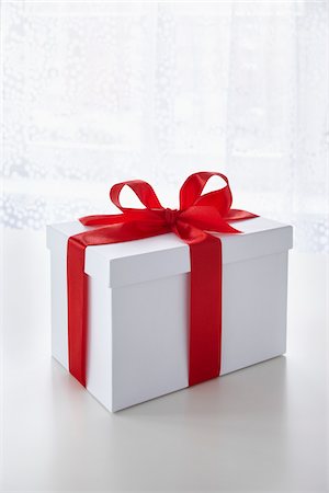 ribbon and nobody - Gift Stock Photo - Premium Royalty-Free, Code: 600-05947683