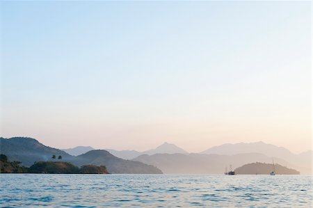 Magnifique vue des montagnes et bateaux près de Paraty, Costa Verde, Brésil Photographie de stock - Premium Libres de Droits, Code: 600-05947906