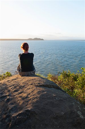 simsearch:600-01295789,k - Backview de femme assise sur le rocher, Ilha do Mel, Parana, Brésil Photographie de stock - Premium Libres de Droits, Code: 600-05947926